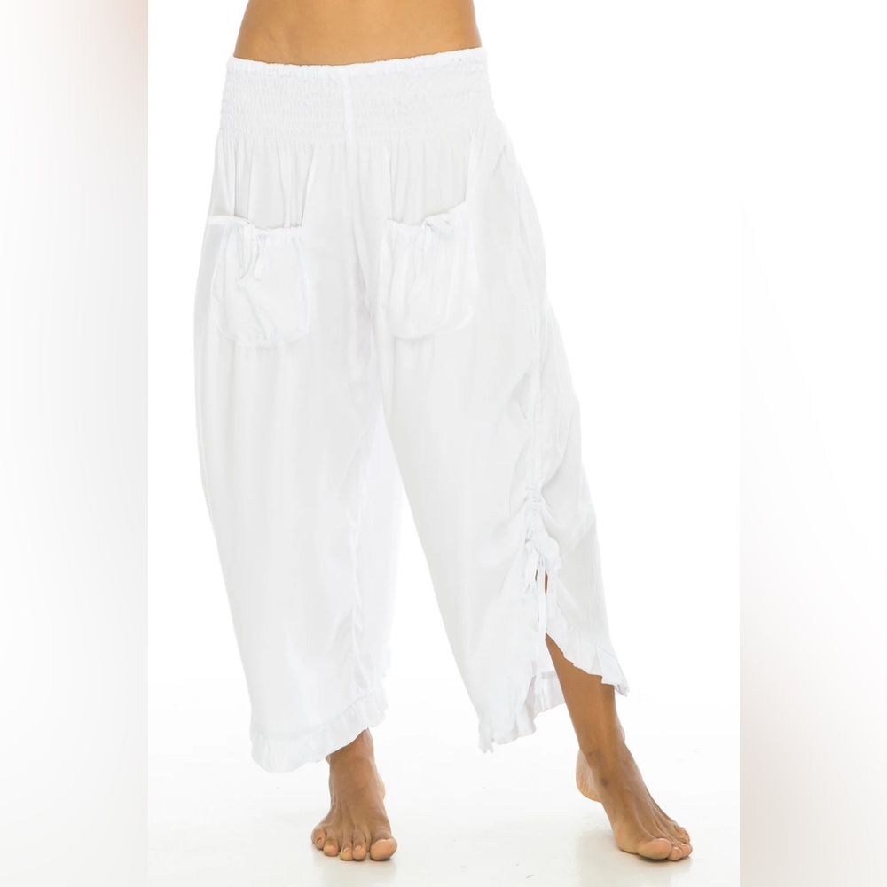 BACK FROM BALI - WHITE RUFFLE HEM CROPPED PANTS - SIZE L/XL - BNWOT